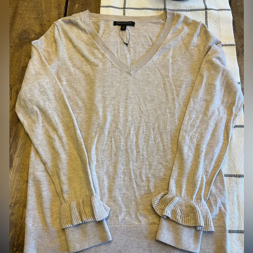 Banana republic light sweater. Size Small